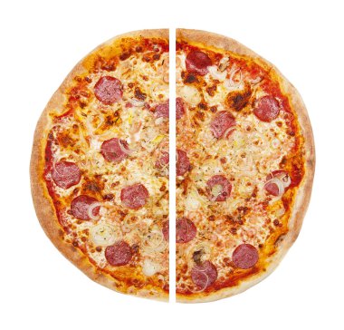 Pizza beyazda izole.