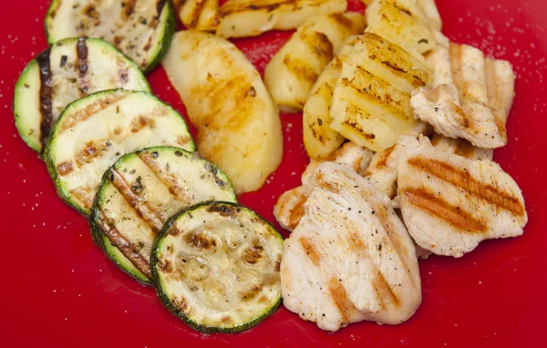 Gegrilde diner op de rode plaat — Stockfoto