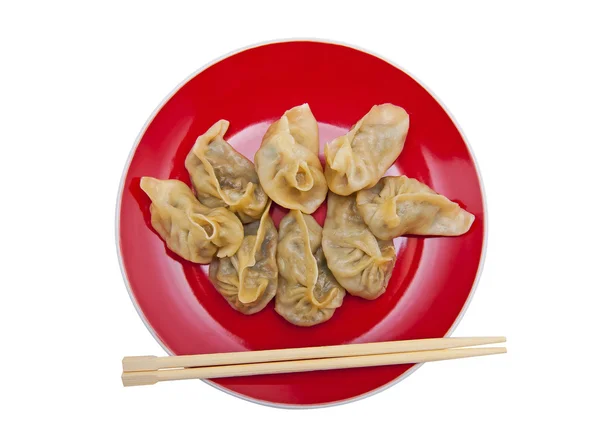 Dumplings op de rode plaat geïsoleerd op de witte achtergrond — Stockfoto