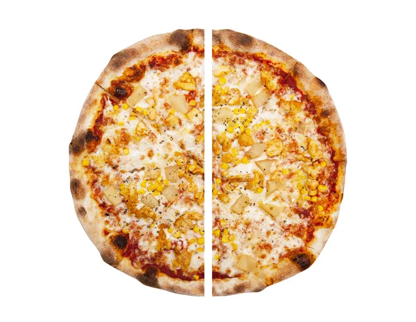 Deux morceaux de pizza isolés sur le fond blanc — Photo