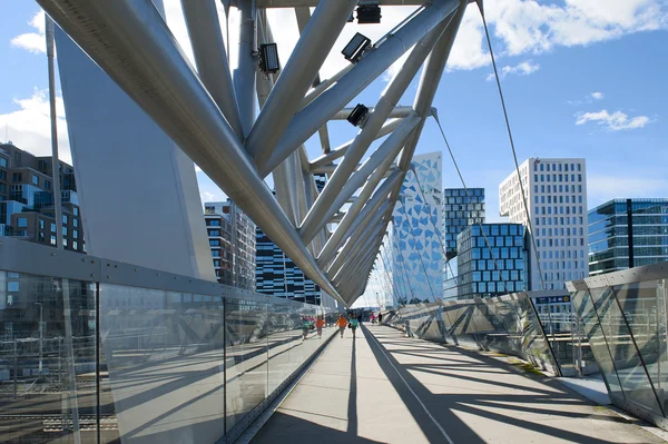 Most pro pěší Akrobaten a čárových kódů v Oslu — Stock fotografie