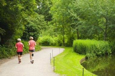 Kopenhag, Danimarka 'da Frederiksberg parkında koşan kadınlar
