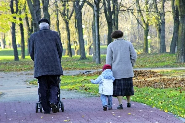 Far-och morföräldrar och barnbarn på en höst promenad — Stockfoto