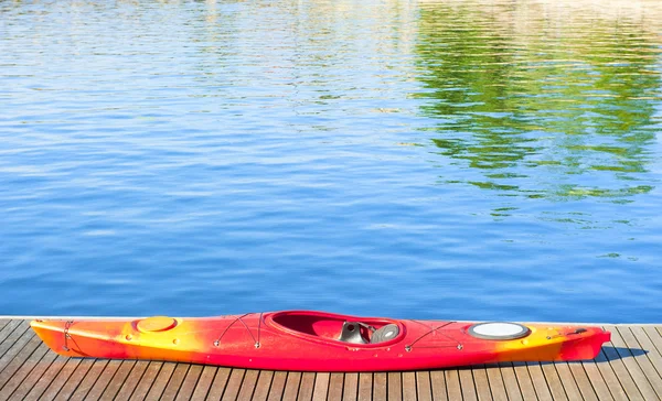 Canoa e água azul — Fotografia de Stock