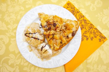 Elmalı turta ve dondurma.