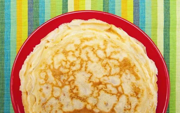 Pfannkuchen auf dem roten Teller — Stockfoto