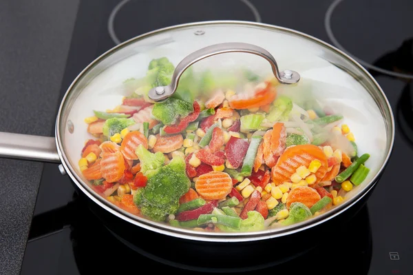 Verduras congeladas en la sartén —  Fotos de Stock