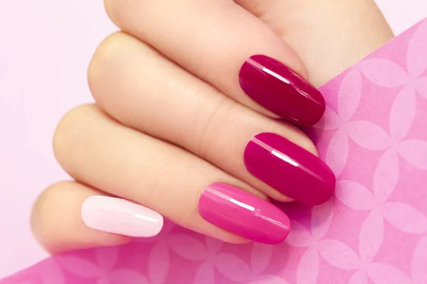 Manicure in rosa . — Foto Stock