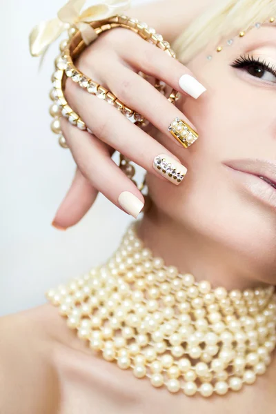 Manicura de perlas con pedrería . — Foto de Stock