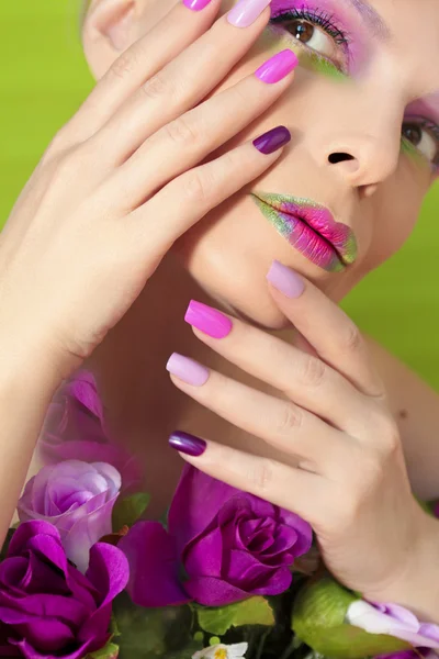 Manicure lilás colorido e lábios . — Fotografia de Stock
