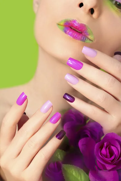 Kleurrijke Lila manicure en lippen. — Stockfoto