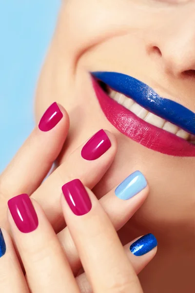 Blue pink fashion nails and lips. — Stock Photo, Image