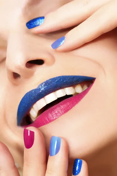 ブルー ピンク ファッション爪と唇. — ストック写真