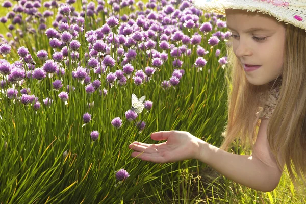 Chica con mariposa . — Foto de Stock