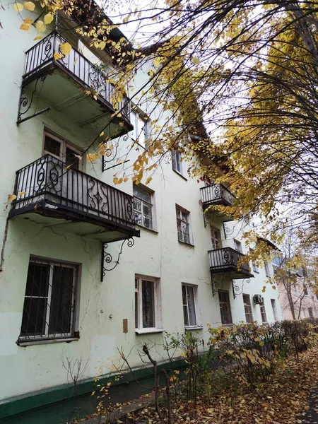 Die Fassade Eines Altbaus Mit Balkon Herbst — Stockfoto