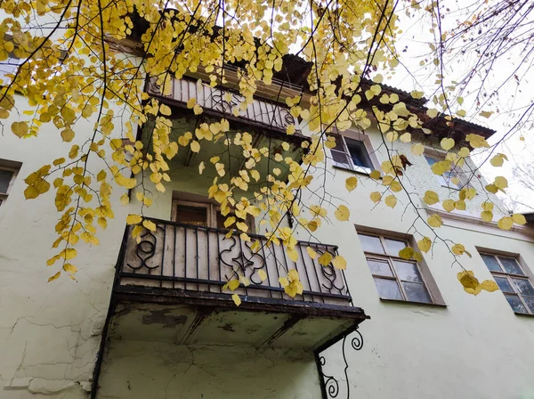 Die Fassade Eines Altbaus Mit Balkon Herbst — Stockfoto
