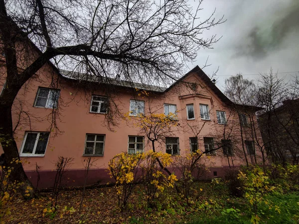 Die Fassade Eines Alten Farbenfrohen Gebäudes Herbst — Stockfoto