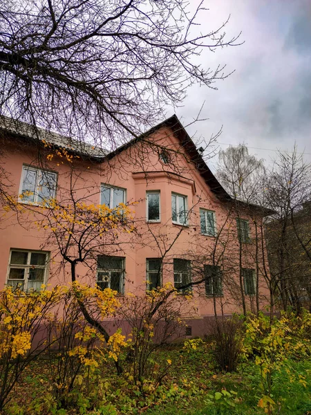 Die Fassade Eines Alten Farbenfrohen Gebäudes Herbst — Stockfoto