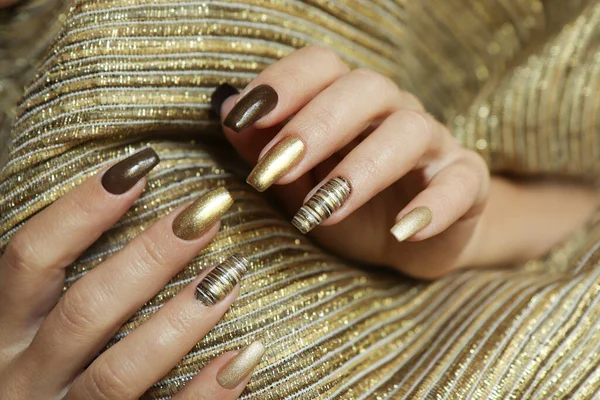 Manicura Moda Con Color Dorado Mate Esmalte Uñas Marrón Forma — Foto de Stock