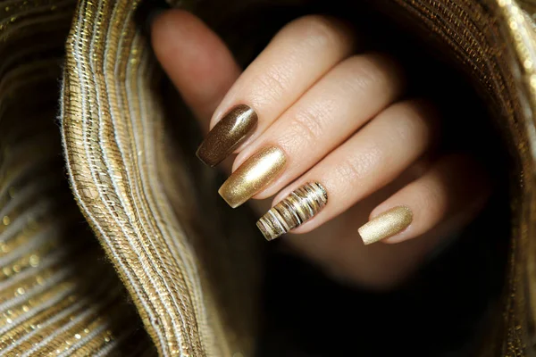 Modny Manicure Matowym Złotym Kolorem Paznokci Polski Brązowy Długim Kształcie — Zdjęcie stockowe