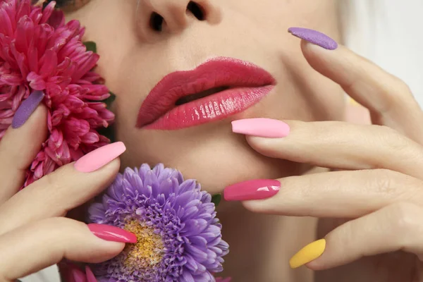 Trucco Multicolore Alla Moda Manicure Unghie Lunghe Una Ragazza Con — Foto Stock