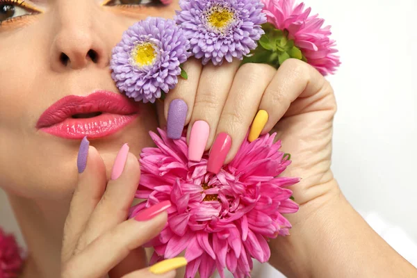 Maquillaje Moda Multicolor Manicura Las Uñas Largas Muchacha Con Los —  Fotos de Stock