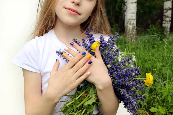 Hermosa Chica Rubia Sosteniendo Ramo Flores Silvestres Prado Verano Manicura —  Fotos de Stock