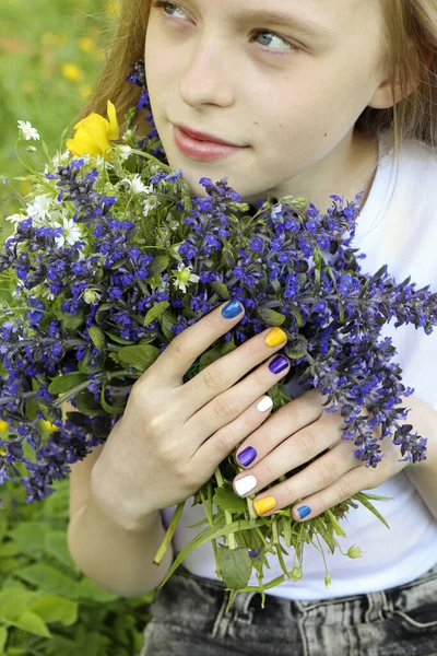 Hermosa Chica Rubia Sosteniendo Ramo Flores Silvestres Prado Verano Manicura — Foto de Stock