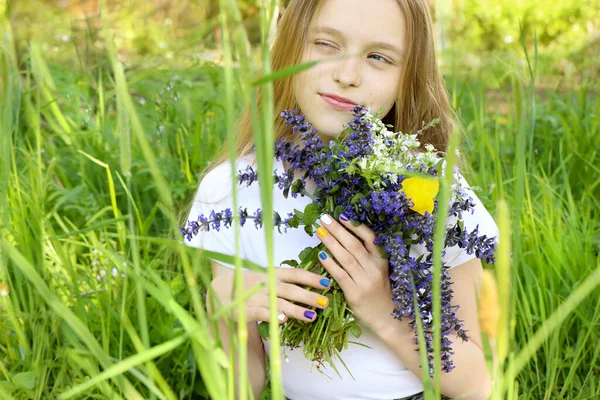 Menina Loira Bonita Segurando Buquê Flores Silvestres Prado Verão — Fotografia de Stock