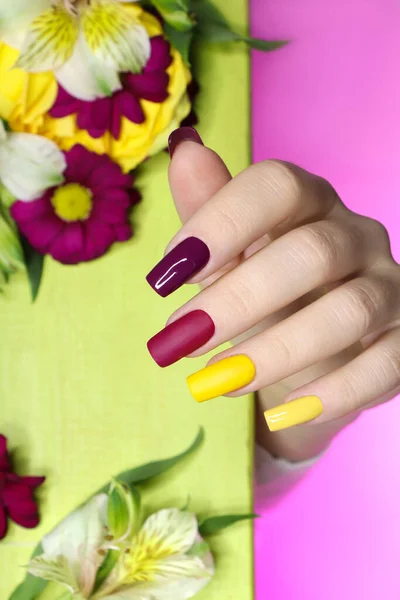 Bella Manicure Multicolore Alla Moda Con Colori Smalto Opaco Lucido — Foto Stock