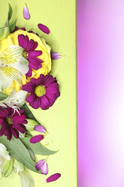 Bella Disposizione Floreale Piccoli Gigli Decorativi Crisantemi Uno Sfondo Colorato — Foto Stock