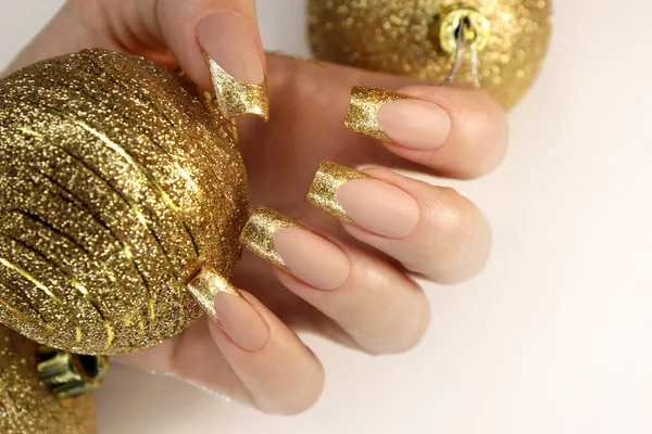 Manicure Francês Moda Dourada Pregos Longos Com Lantejoulas Brinquedos Natal — Fotografia de Stock