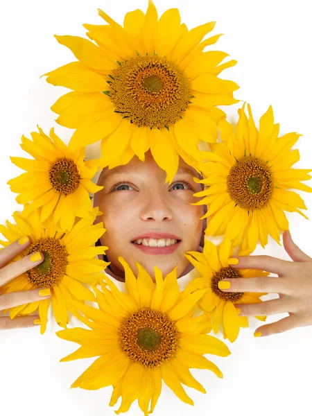 Ritratto Ragazza Allegra Girasoli Gialli Intorno Viso Sfondo Bianco — Foto Stock