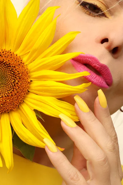 Μοντέρνο Μανικιούρ Μακριά Νύχια Καλυμμένα Κίτρινο Βερνίκι Νυχιών Μια Γυναίκα — Φωτογραφία Αρχείου