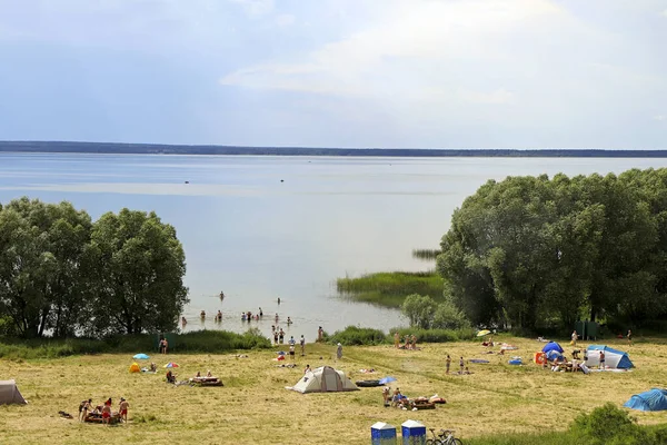 Menschen Entspannen Sich Bei Sonnigem Sommerwetter Seeufer — Stockfoto