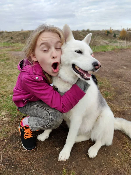 Menina Feliz Comunica Com Seu Cão Favorito Natureza — Fotografia de Stock