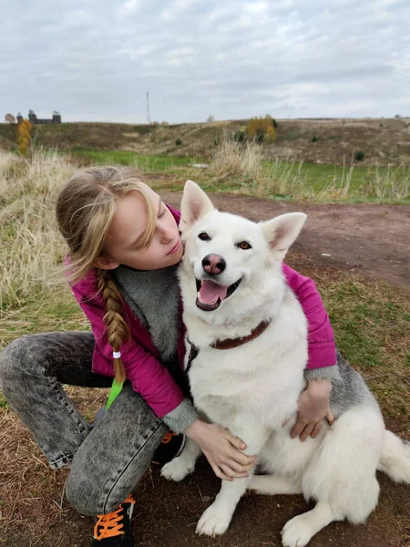 Menina Feliz Comunica Com Seu Cão Favorito Natureza — Fotografia de Stock