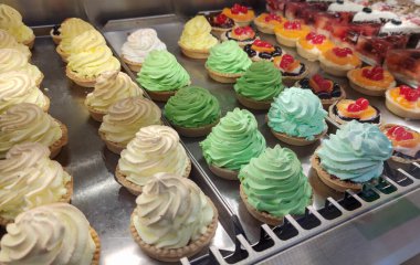 Dükkan vitrininde bir sürü lezzetli pasta var..