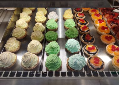 Dükkan vitrininde bir sürü lezzetli pasta var..