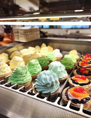 Dükkan vitrininde bir sürü lezzetli pasta var..