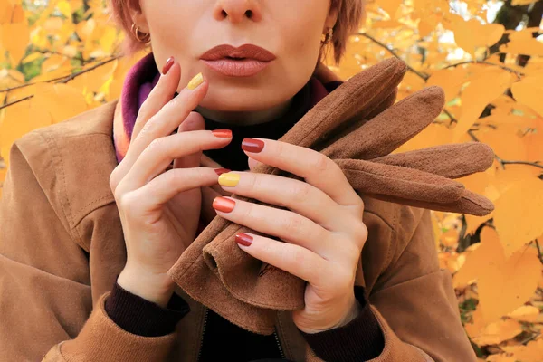 秋天的模型 有配饰和一个多色的指甲 — 图库照片