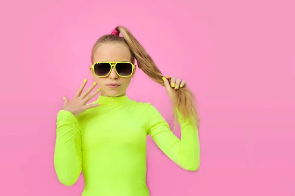 Ein Schönes Fröhliches Mädchen Mit Sonnenbrille Auf Farbigem Hintergrund — Stockfoto