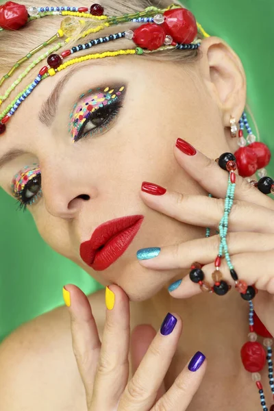 Manicura Multicolor Uñas Cortas Maquillaje Creativo Una Chica Con Joyas — Foto de Stock