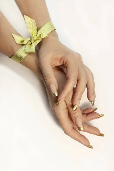 Manicure Francês Clássico Dourado Com Arco Mão — Fotografia de Stock