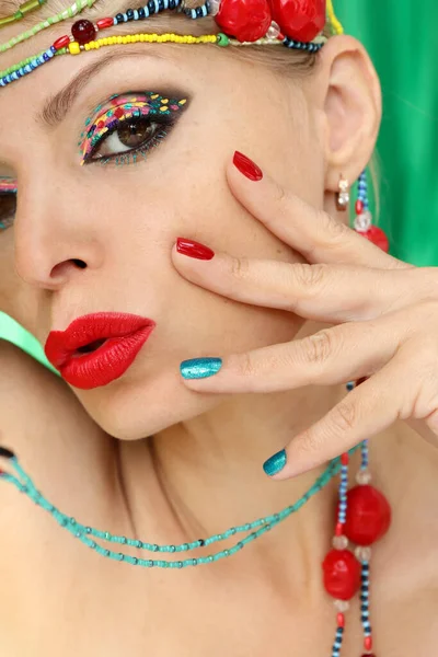 Maquillaje Creativo Manicura Una Chica Con Cuentas Joyería —  Fotos de Stock