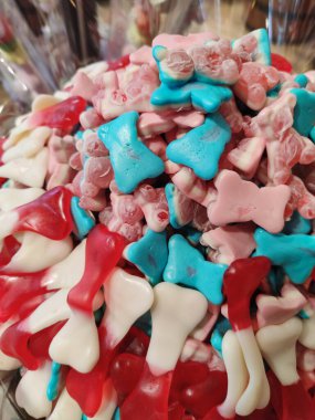 Farklı şekil ve renklerde çok renkli ve ekşi şekerler..