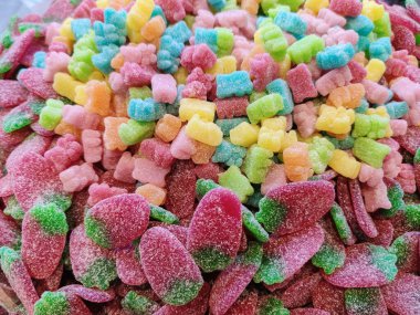 Farklı şekil ve renklerde çok renkli ve ekşi şekerler..