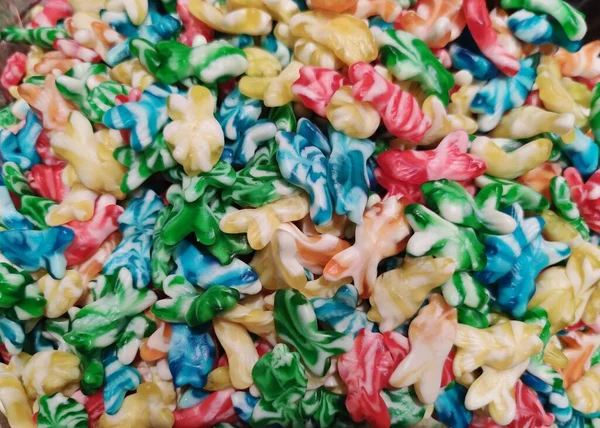 Farklı şekil ve renklerde çok renkli ve ekşi şekerler..