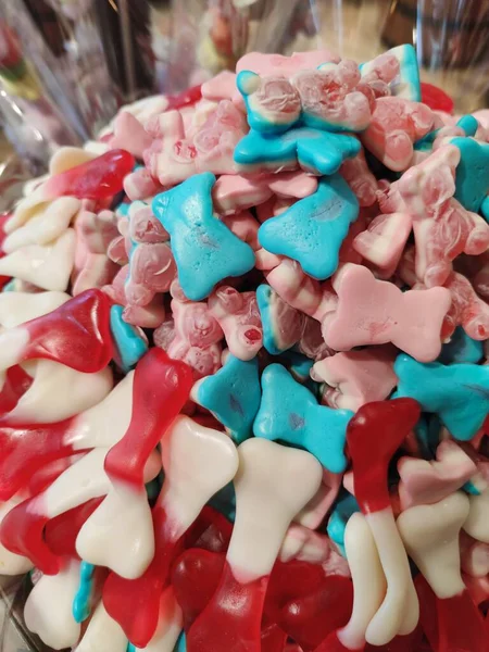 Farklı şekil ve renklerde çok renkli ve ekşi şekerler..