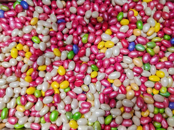 不同形状和颜色的五彩缤纷的甜 酸糖果 — 图库照片